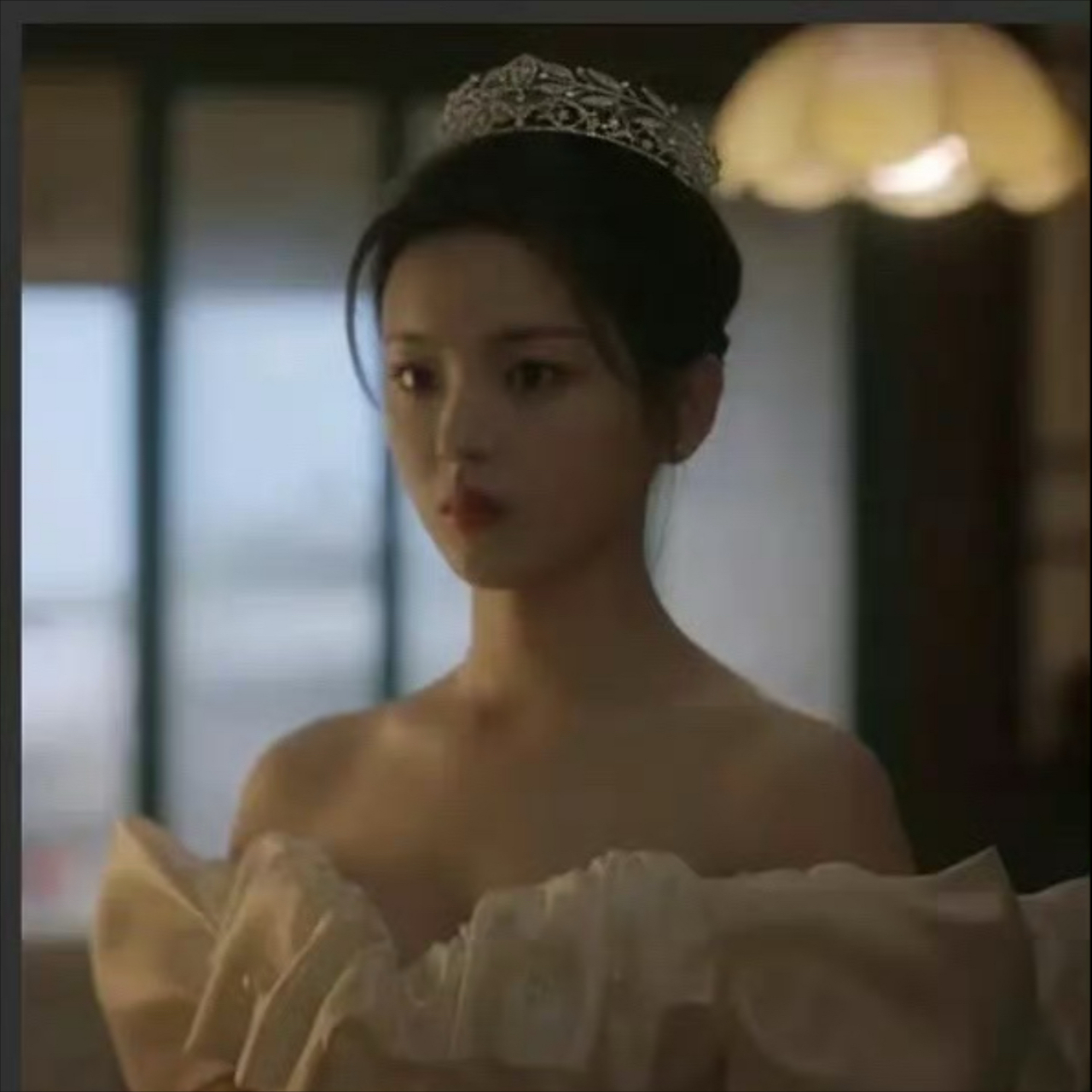 杨超越这服装这么廉价吗,小皇冠64,婚纱296,这个婚纱一特写就感觉质感