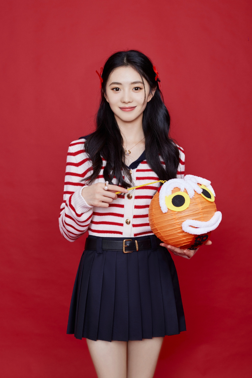 刘浩存这身贺年穿搭让我眼前一亮 红色条纹衫和藏蓝百褶裙搭得经典又