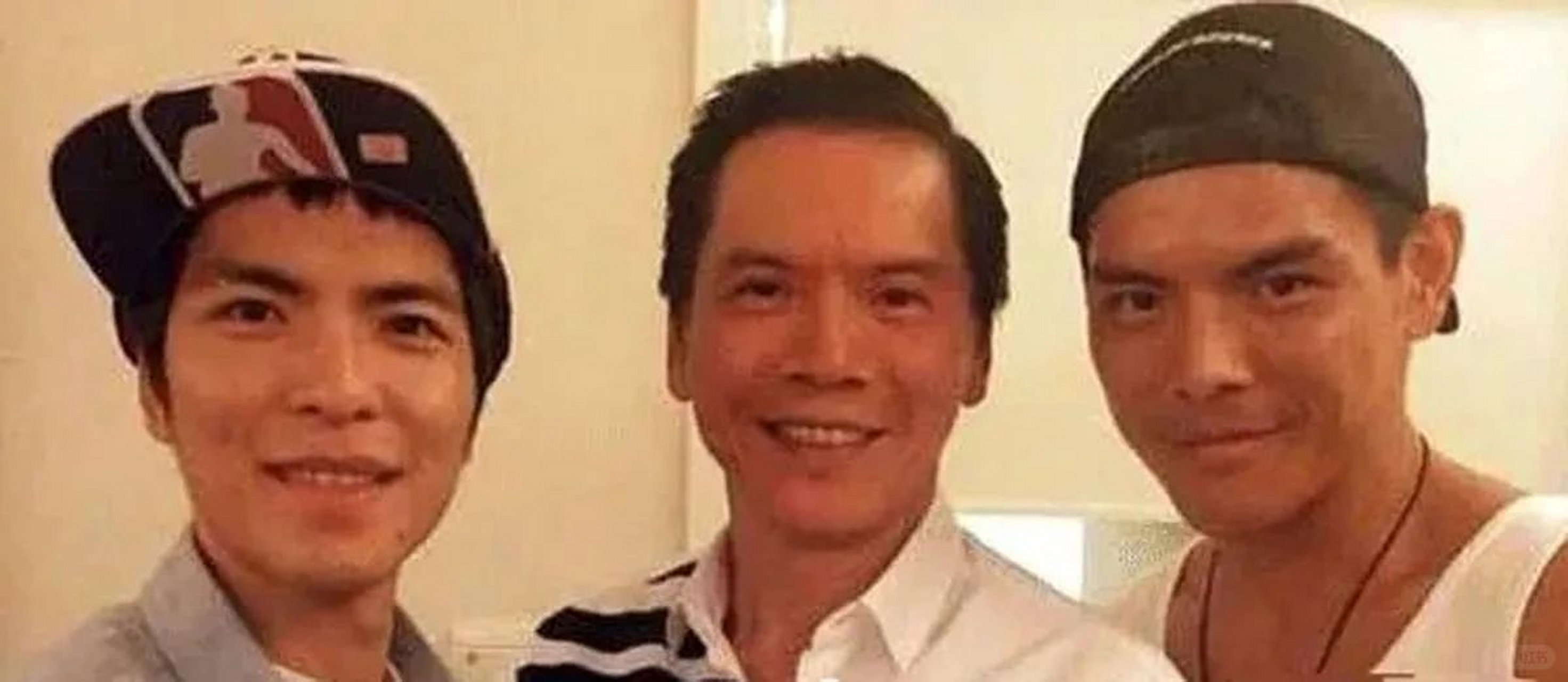 一次,向太恶狠狠盯着向华强说:"这个萧敬腾为啥长得和向左那么像呢?