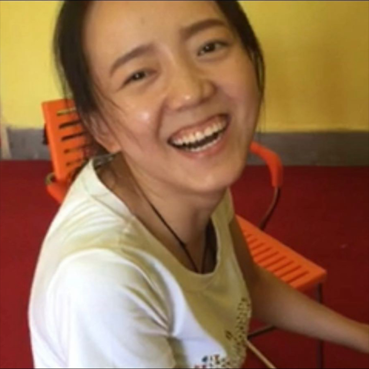 一张女生坐在钢琴旁大笑的表情包走红网络多年,夸张的爆笑以及魔性的