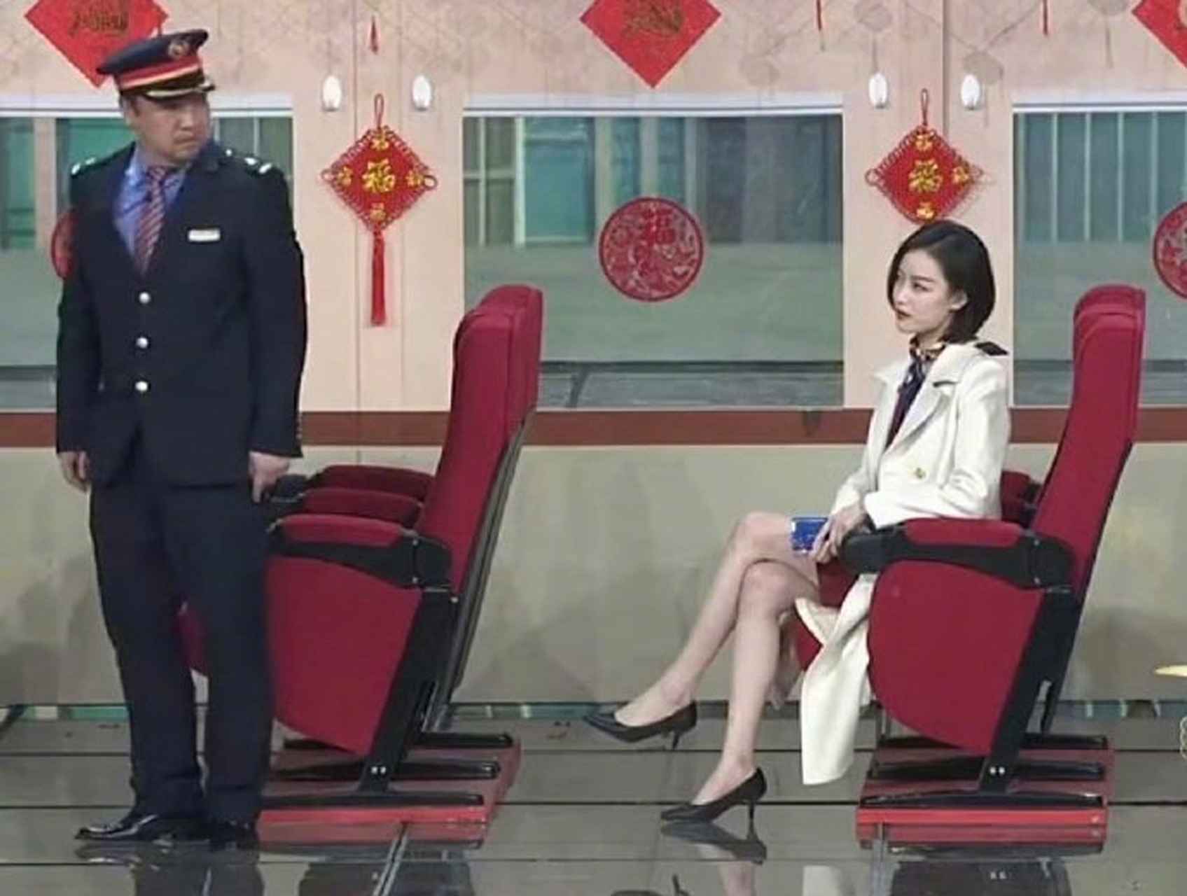 春晚还是得看倪妮啊,这肉丝美腿太迷人了.#星娱速递