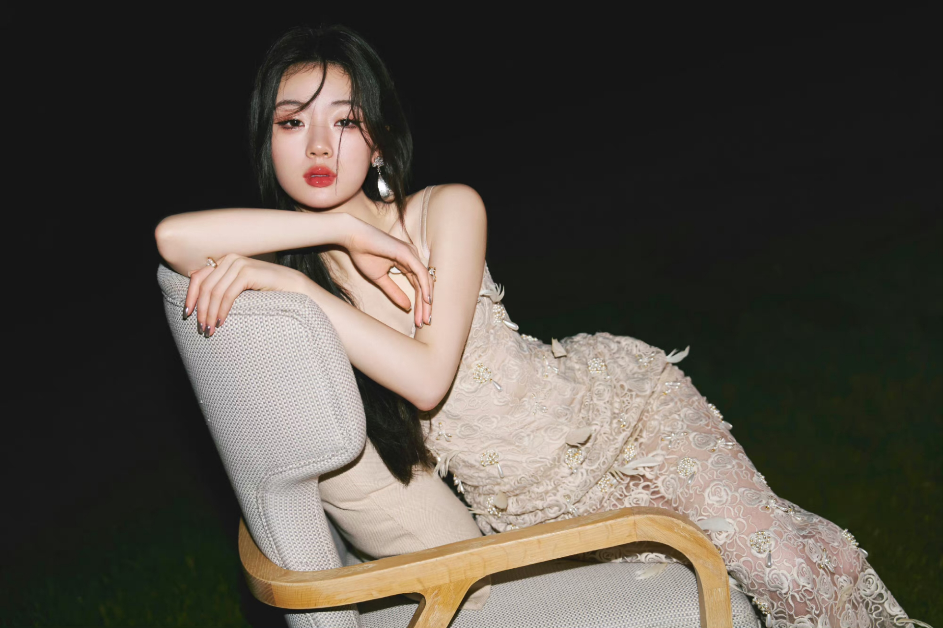 有种女人,长得一般,但性感妩媚,比如单依纯.