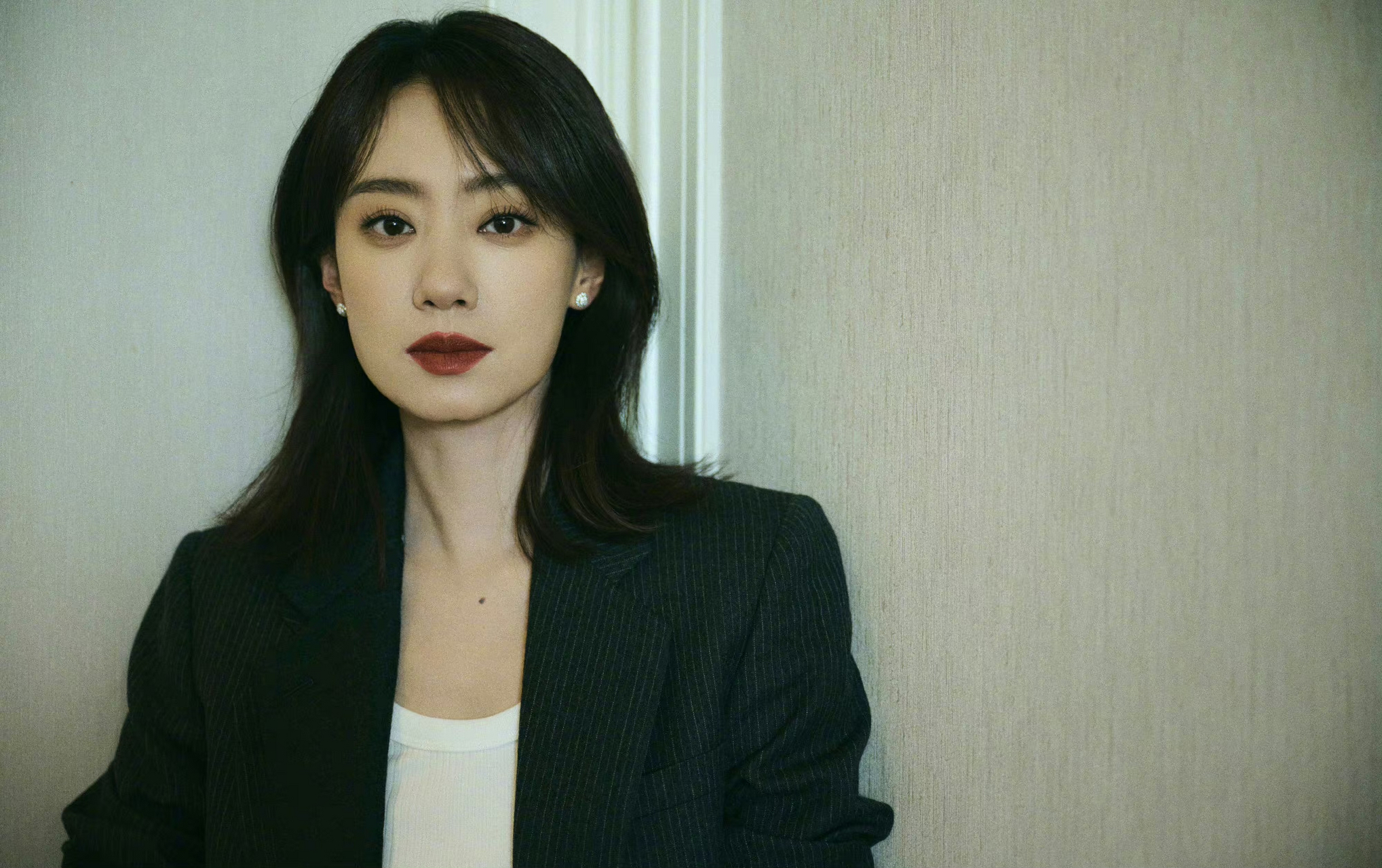 烈焰红唇张小斐,每一次演绎都引人入胜,今天也不例外.