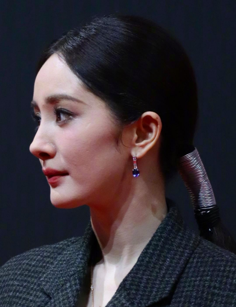 杨幂涂的很厚还卡粉,比赵丽颖风吹半夏的状态差很多,嘴唇棱角不分明