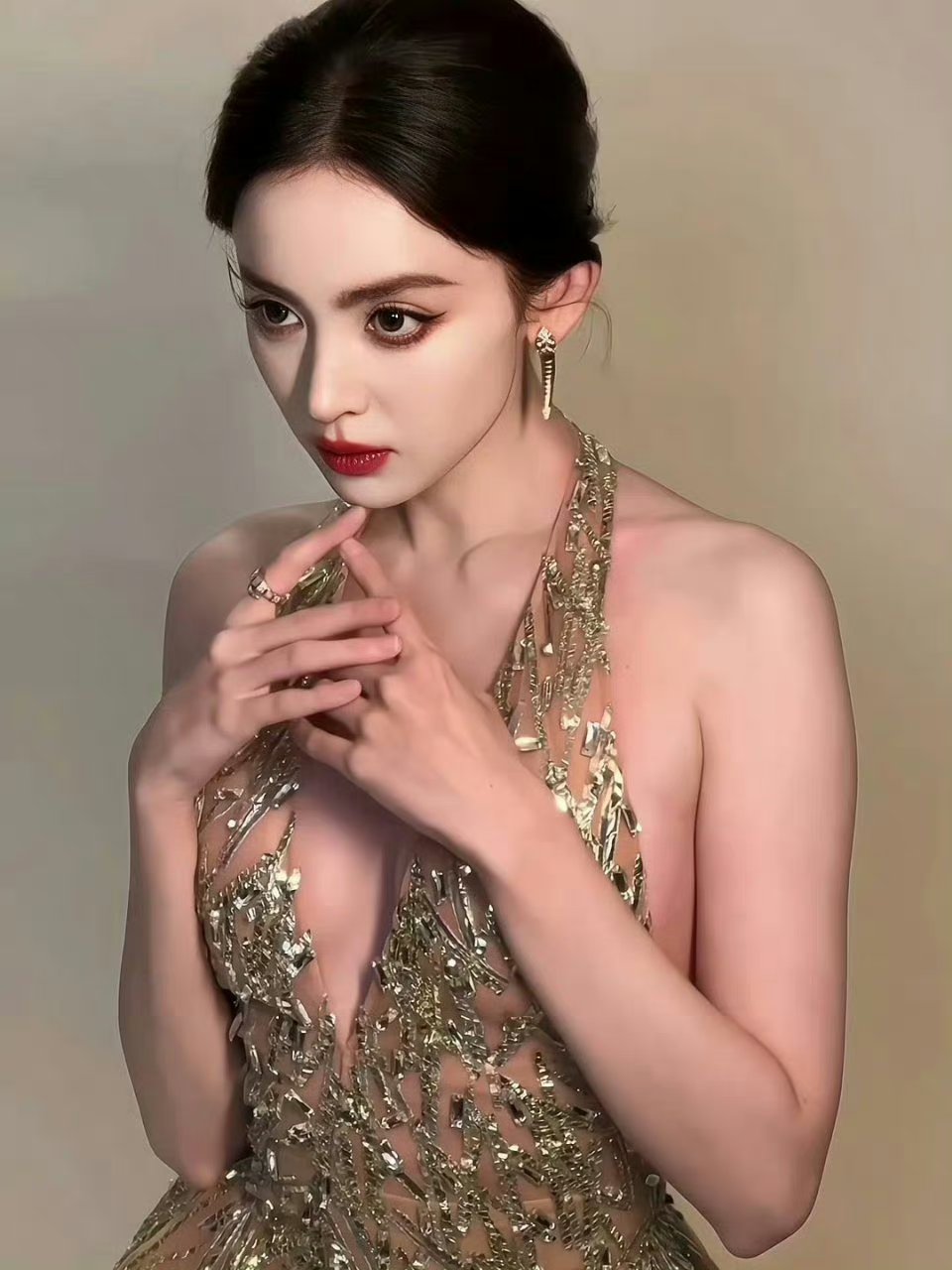 我倒是觉得古力娜扎可以营销一下4000美女人设,鞠婧祎虽然也是绝色