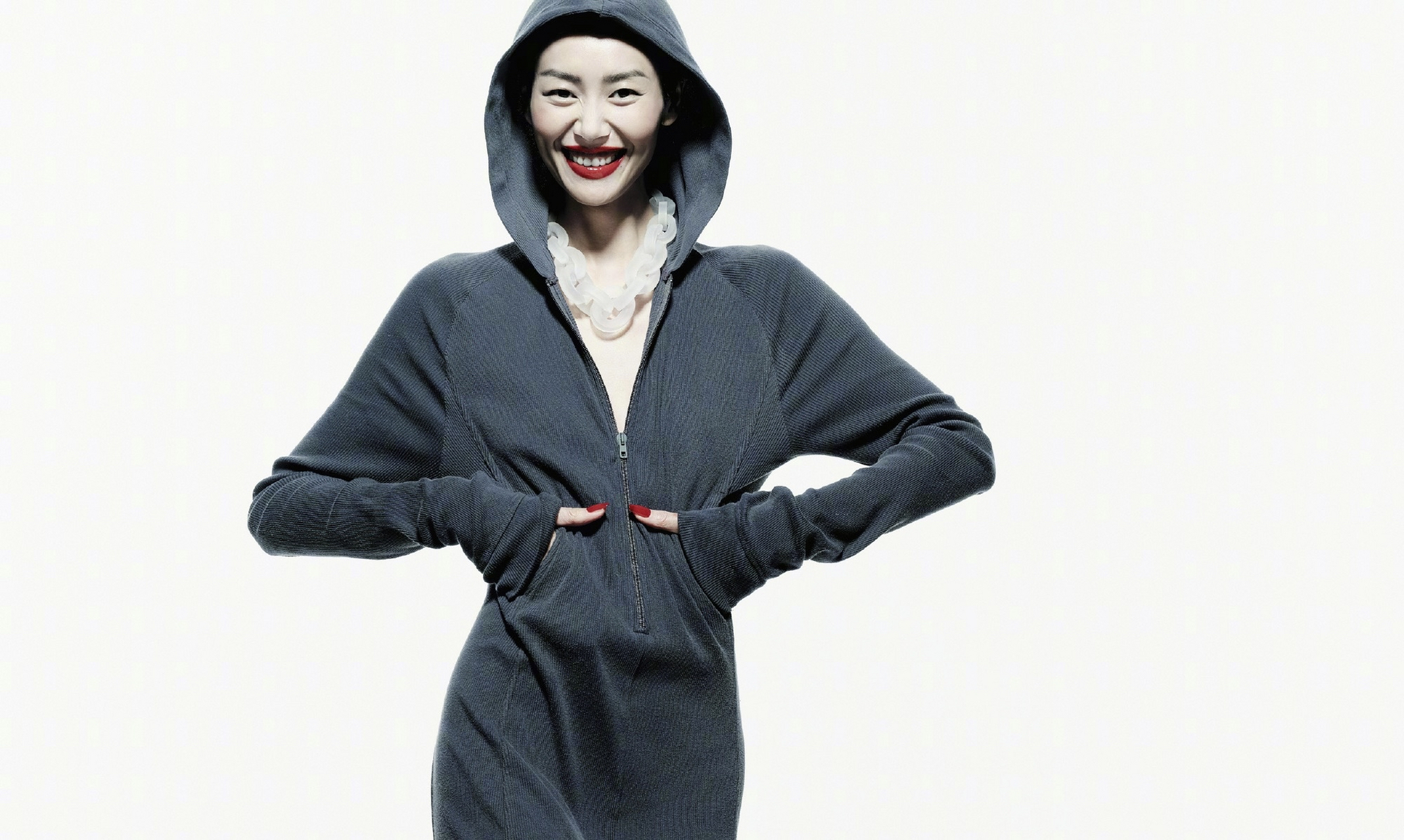 刘雯登上elle 三月开季刊封面,以超短的寸头造型登场!