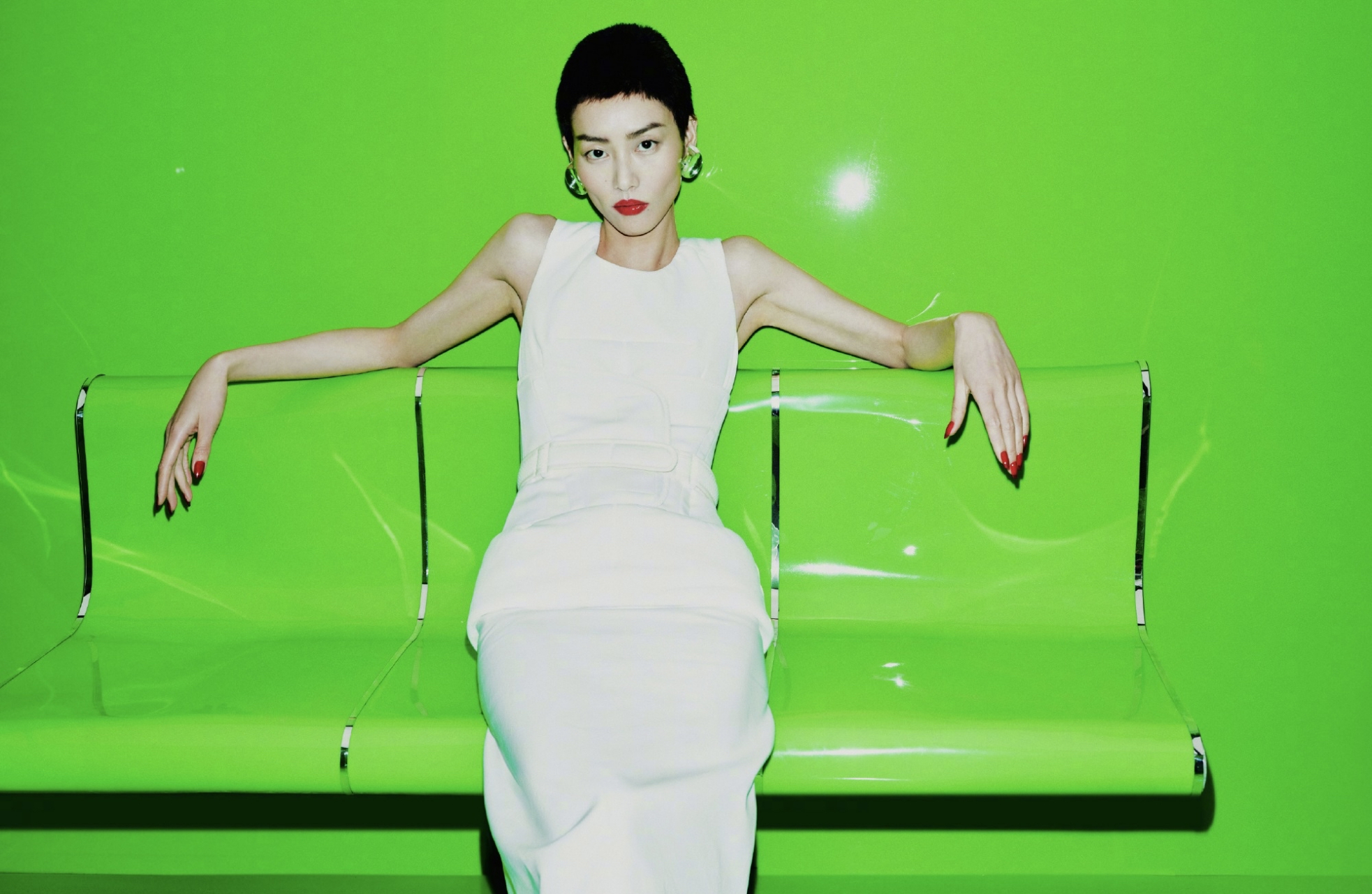 刘雯登上elle 三月开季刊封面,以超短的寸头造型登场!