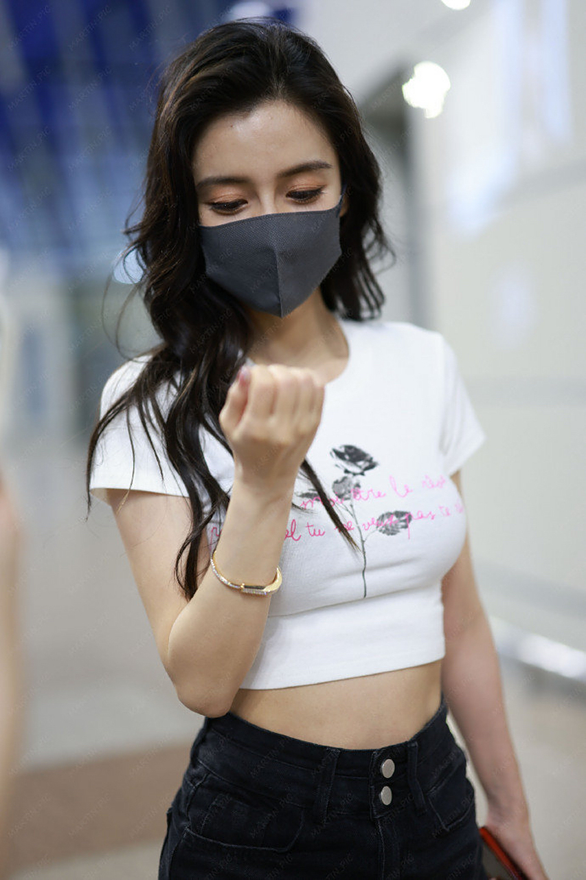 angelababy机场生图,这身材是真的好,即有肉又显瘦,真不懂黄晓明