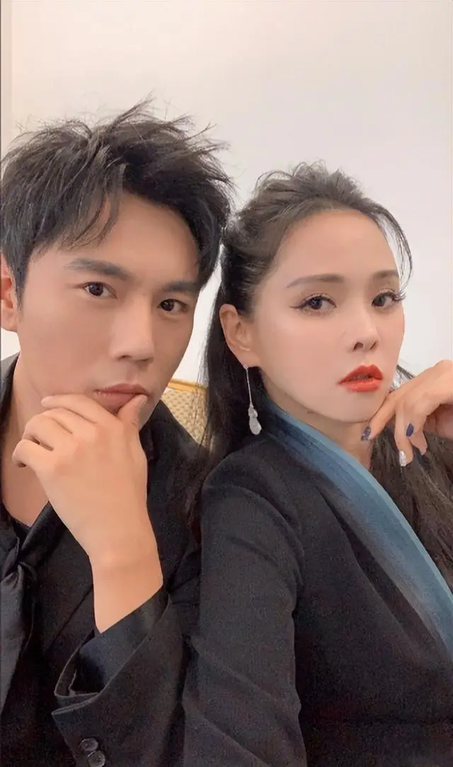 伊能静与秦昊形影不离,无论是镜头前还是日常生活中的点滴,他们都是