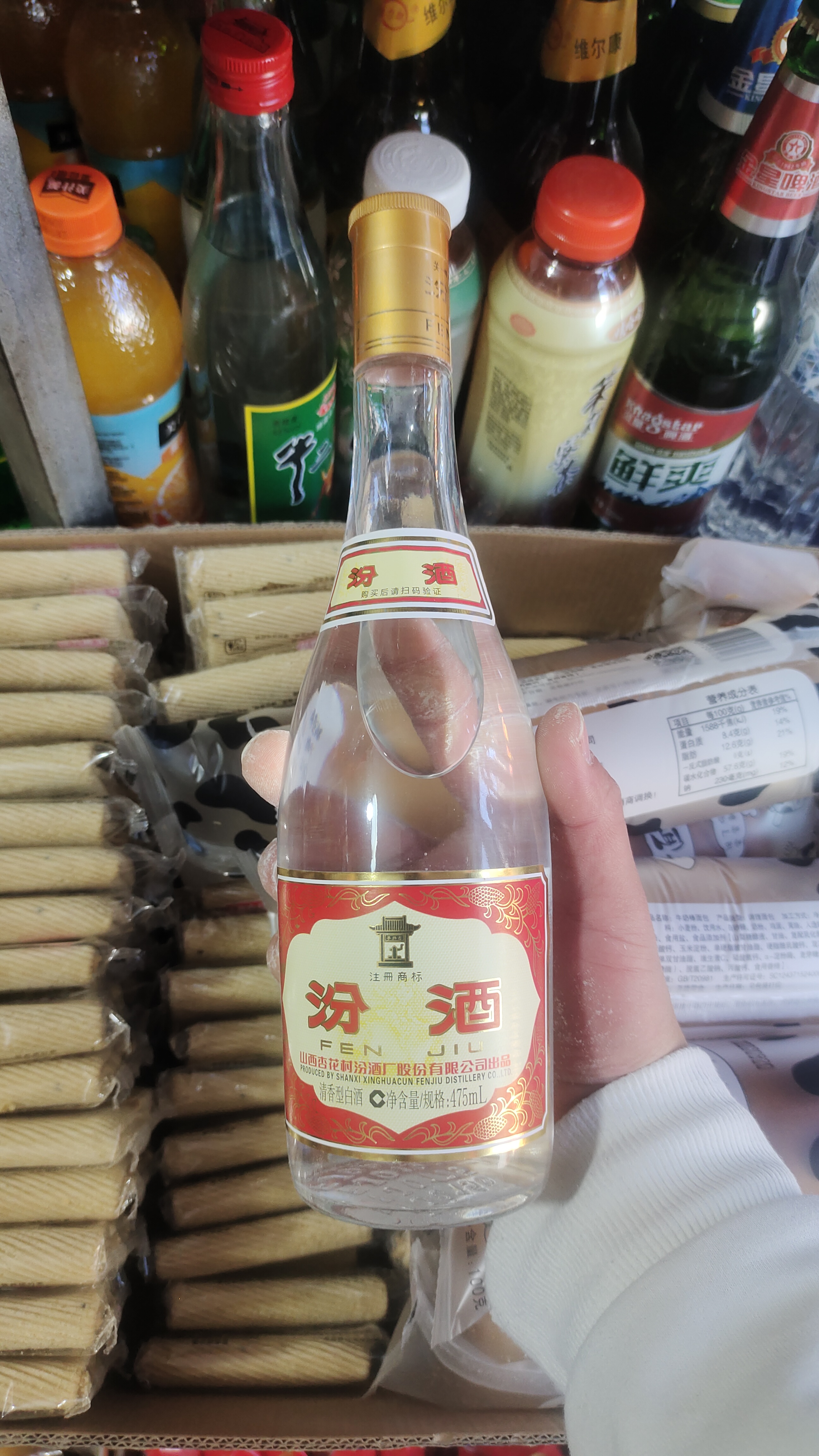 和朋友漫步在巷道里听着脚步声,噼里啪啦的花开