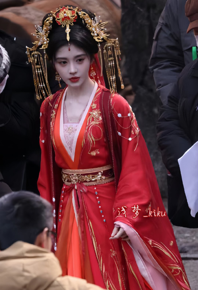 鞠婧祎在新剧《千香》中的婚服剧照,美极了,不愧是四千年难得一见的