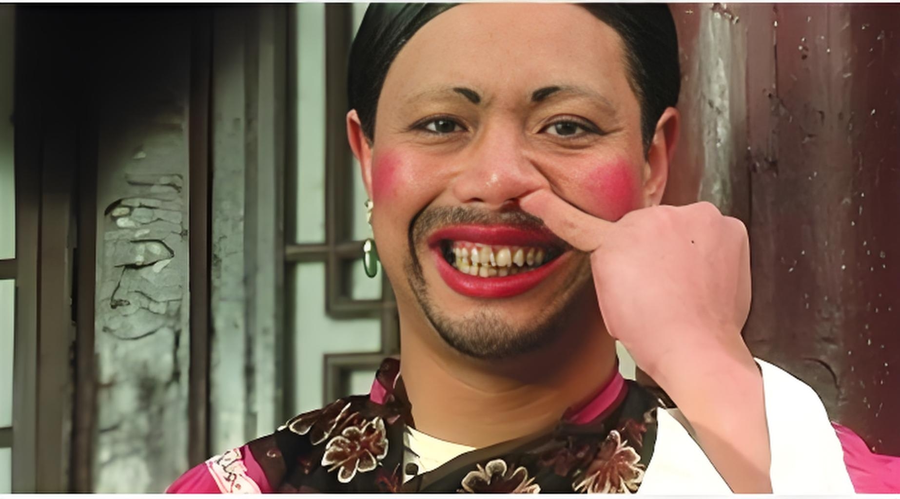 那个在《唐伯虎点秋香》里挖着鼻孔,让星爷都怕的"如花",现在要扶着助