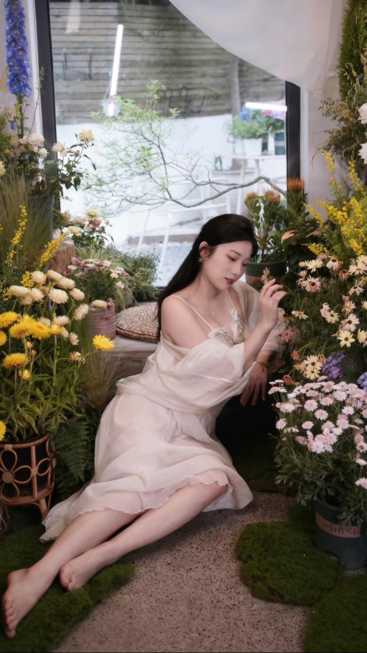 她的裙子上有好多金色的亮片和珠宝,就像天上的星星一样闪闪发光78.