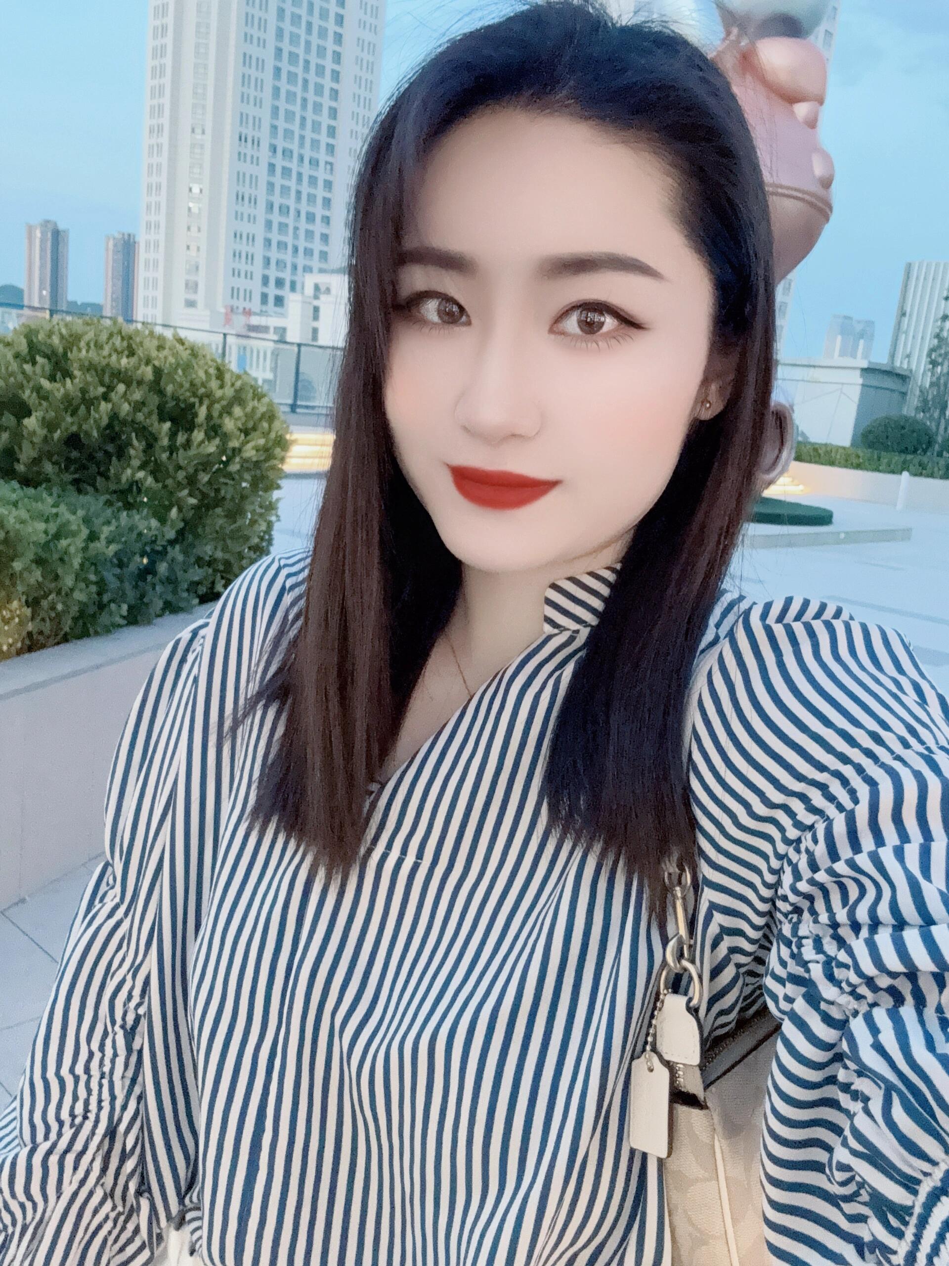 午后的阳光透过窗帘,洒在正在翻阅旧相册的我身上,每一张照片都藏着