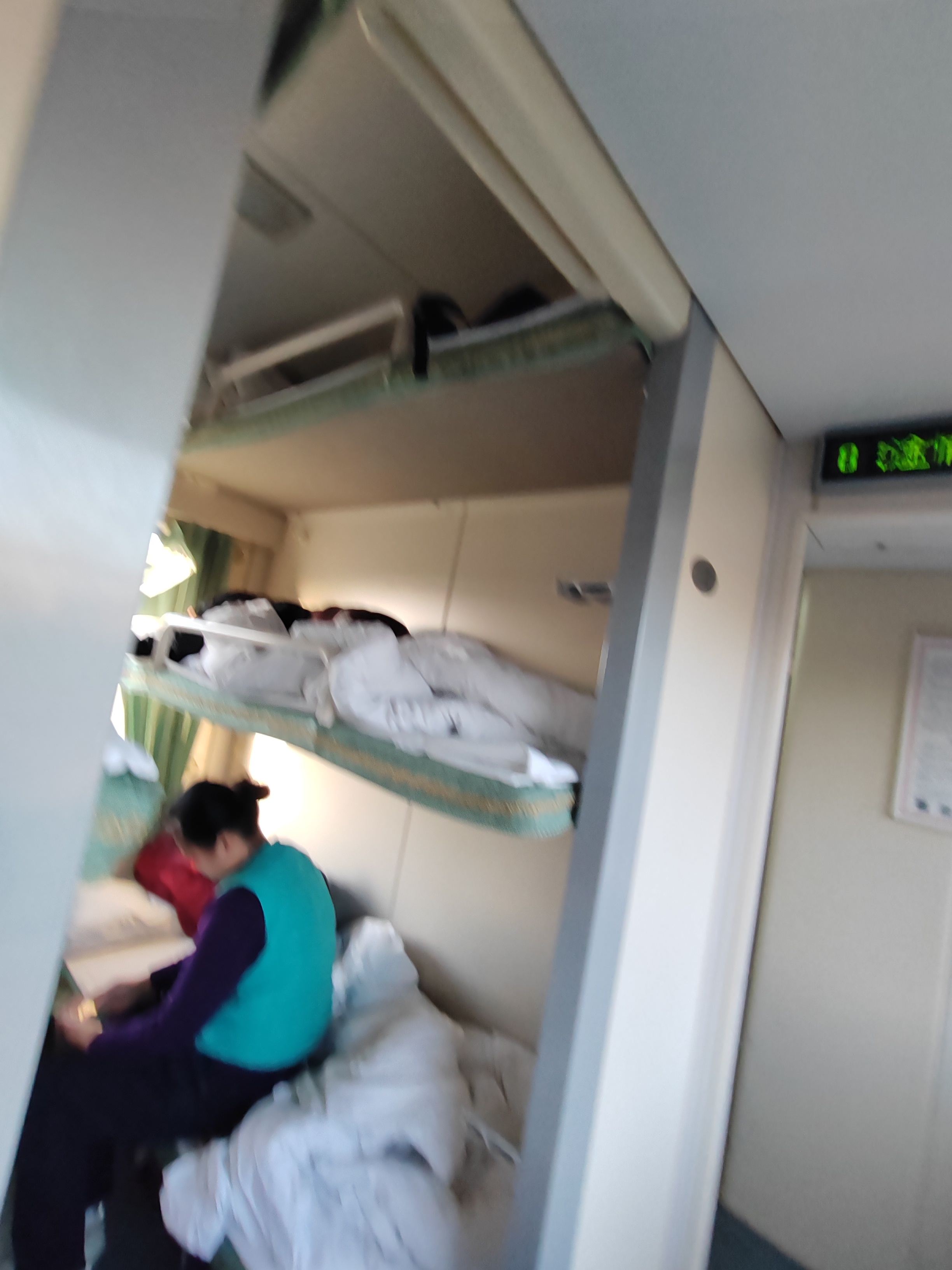 硬卧—上铺,简直是非人类设计,太狭窄,压抑感十足