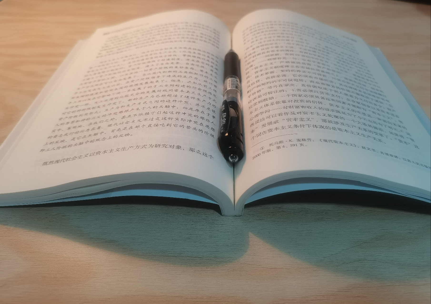 夜晚,户外的狂风骤雨有多寒冷,室内的一本书,一支笔,一盏灯,一杯水