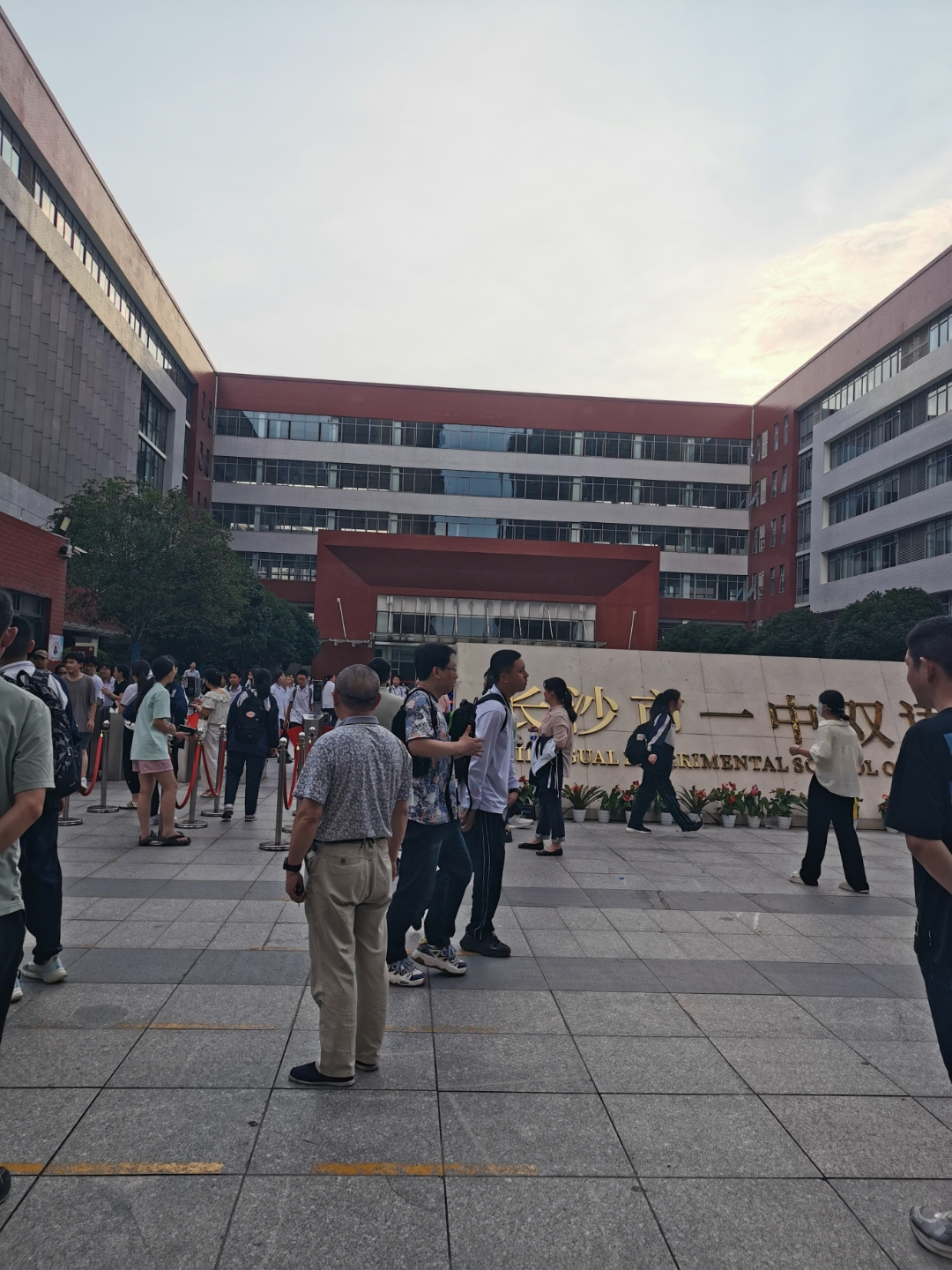 那种火烧火燎的焦急,实在难以用言语道尽.弹子石十一中cbd校区