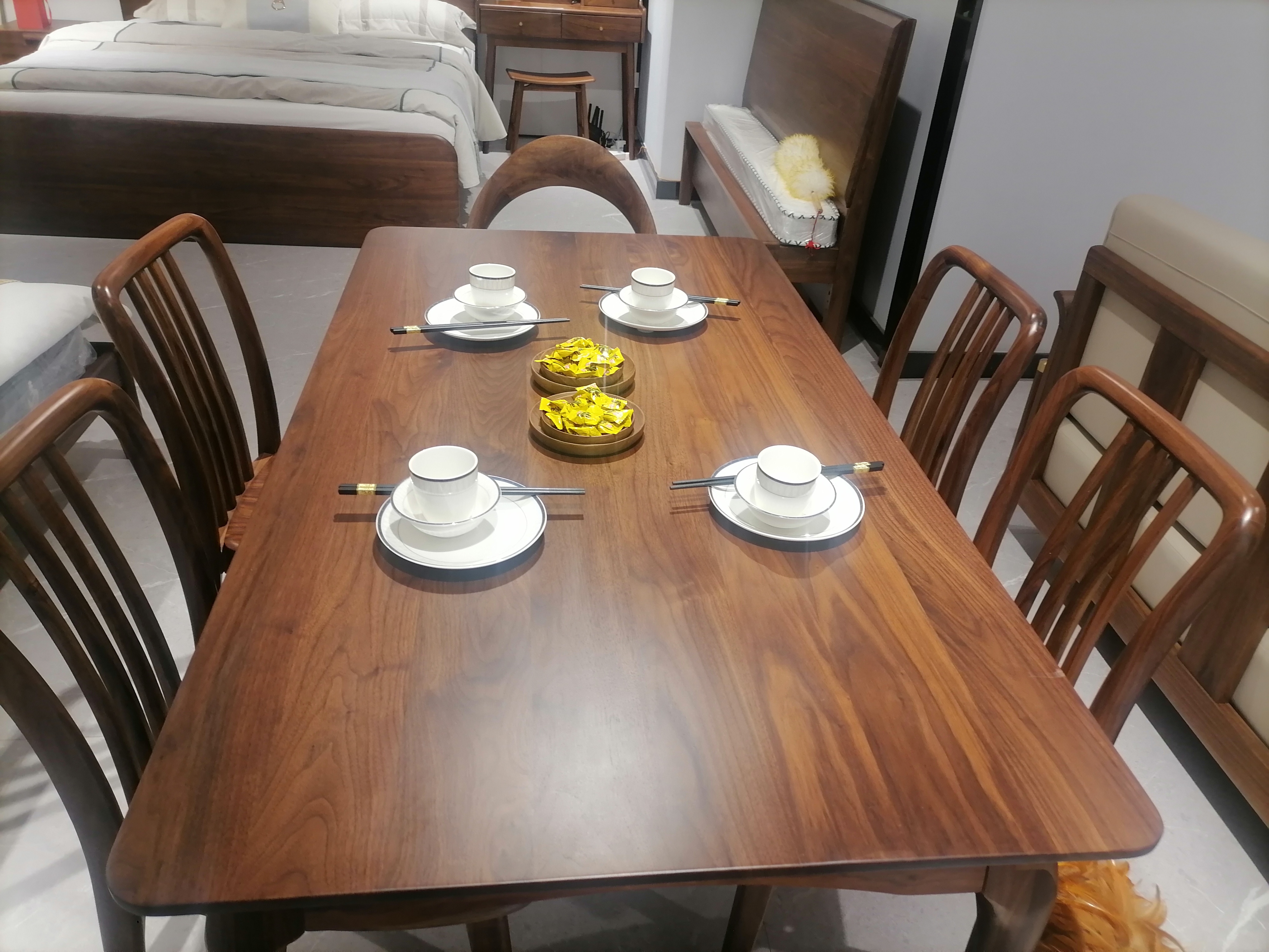 今天的阳光格外温暖,仿佛为我的北美胡桃木家具镀上了一层金色