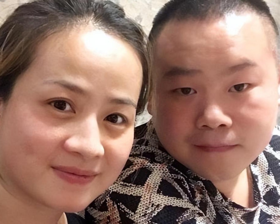 岳云鹏带着老婆郑敏回老家,刚到家大姐二姐就都跑过来借钱,当着郑敏的