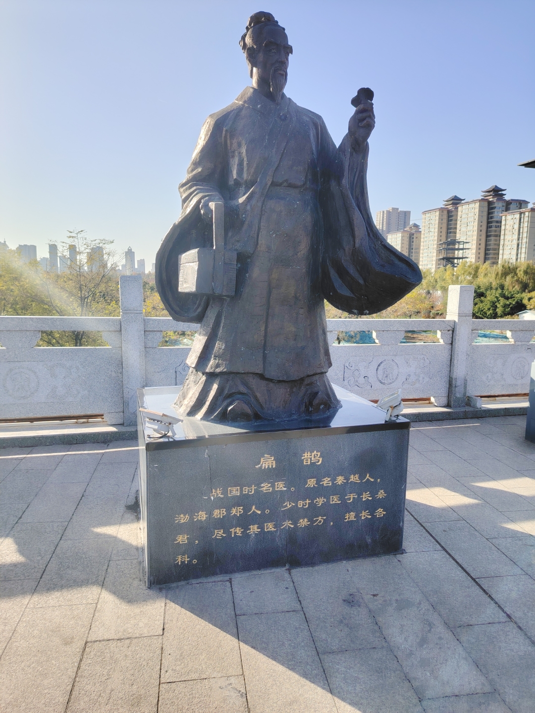 这些站在咸阳古渡廊桥上的汉代传奇人物栩栩如生,古渡廊桥不但是旅游