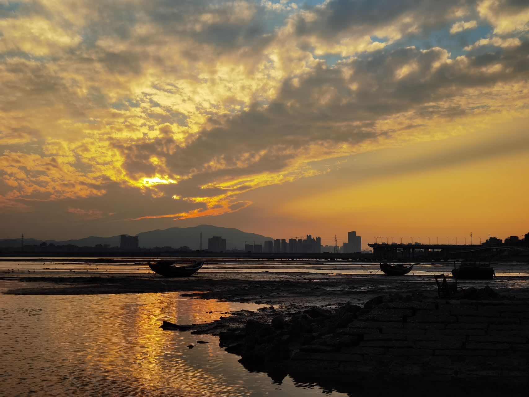 星光闪烁,如诗如画地洒落在海面上,心灵随着波浪轻轻摇曳,梦想在遥远