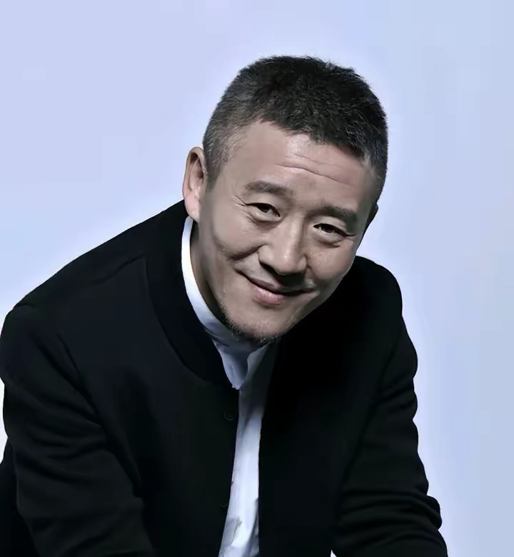 他1969年出生,吉林长春人,毕业于中央戏剧学院表演系,与孙红雷,焦刚