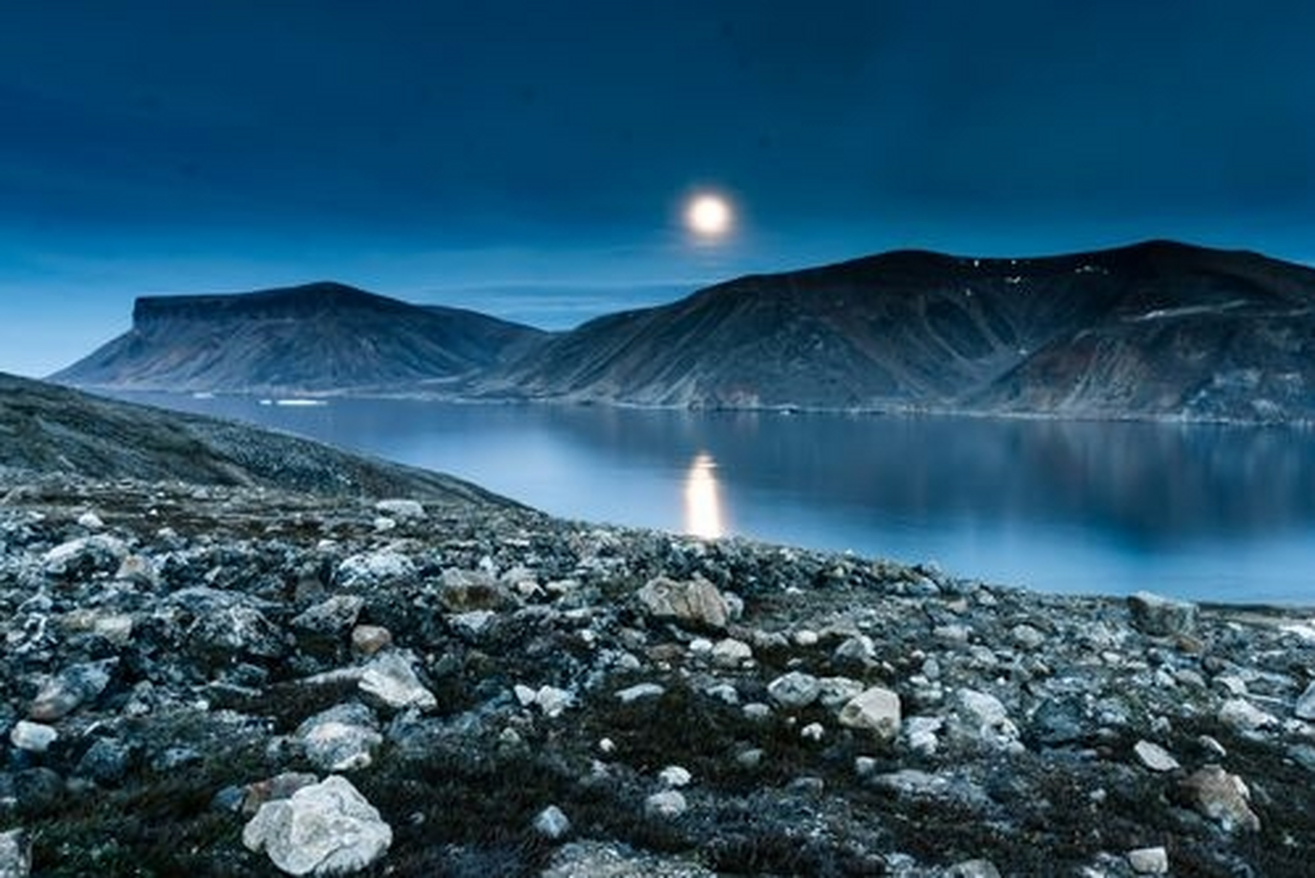 中秋感怀 皓月当空浮, 大地月光洒. 把饼问青天, 与谁诉心事.