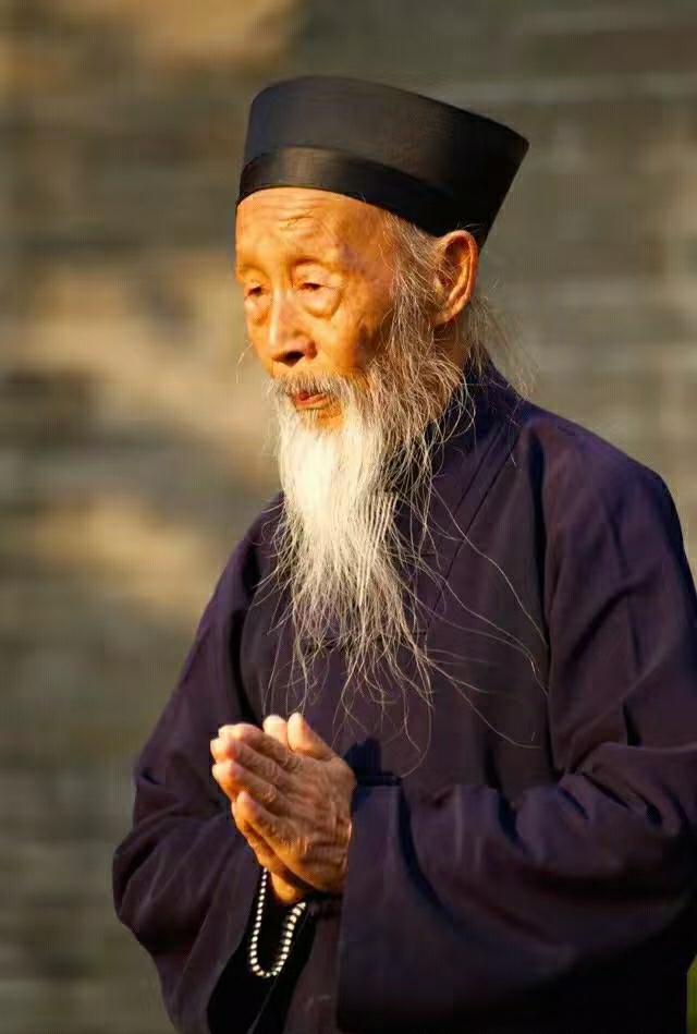 参加婚礼时,捡取婚礼现场的彩带,带回家中