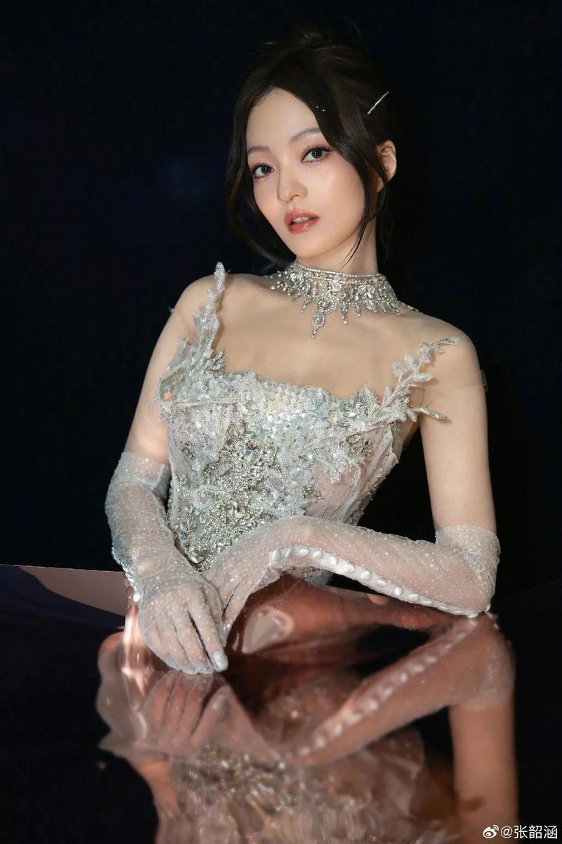 张韶涵优雅坐姿,银色长裙闪耀,仿佛坠入凡尘的仙女,让人心动不已