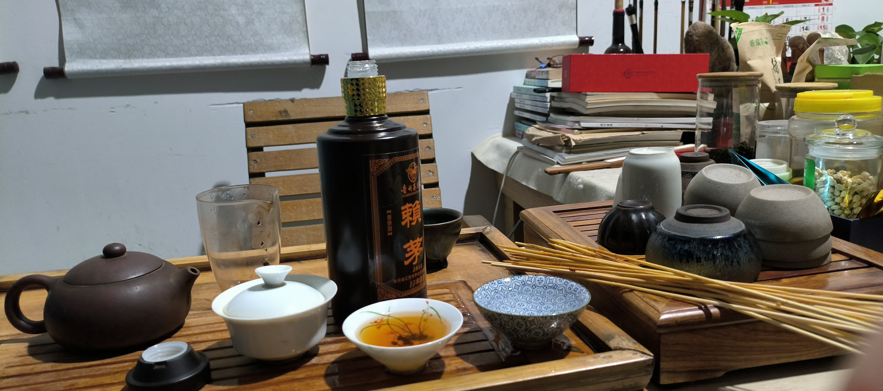 一边饮啜,一边唠叨,哭一会儿笑一会儿,或者像野兽似的吼几声…… 只想