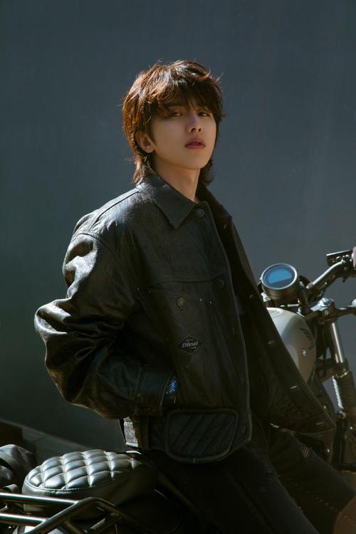 6月6日,蔡徐坤结束了洛杉矶hitc音乐节行程后悄然回国,引发网络热 