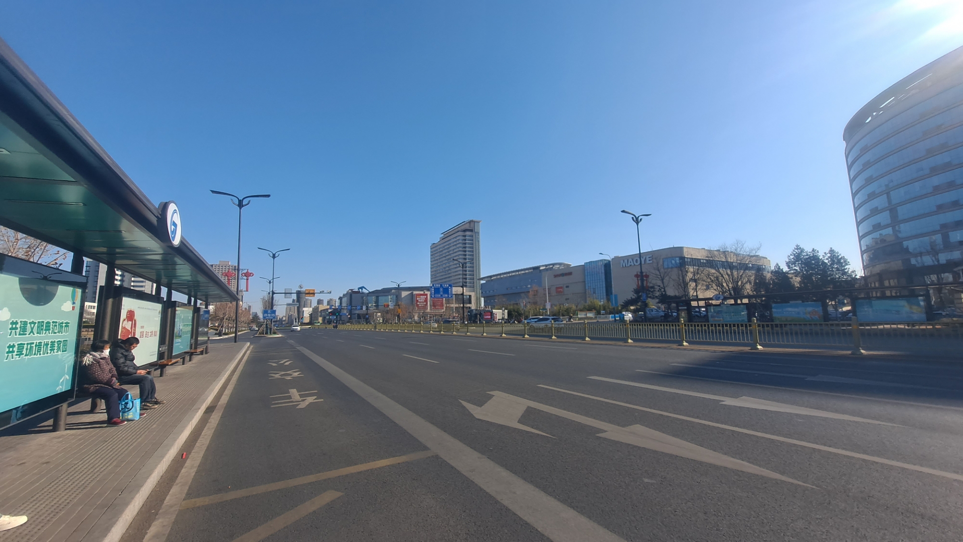 莱芜区中心,这里汇集了莱芜最大的商场,最宽阔的街道,最多的银行,以及