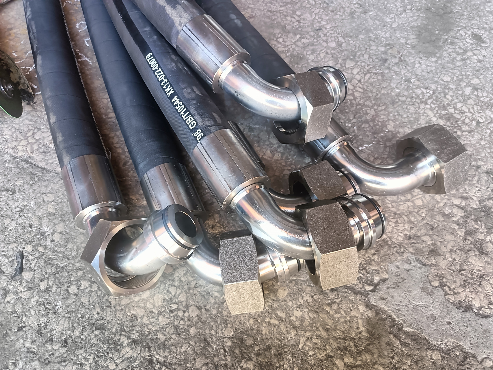 高压油管总成是钢丝编织胶管或者钢丝缠绕胶管通过扣压胶管接头组成