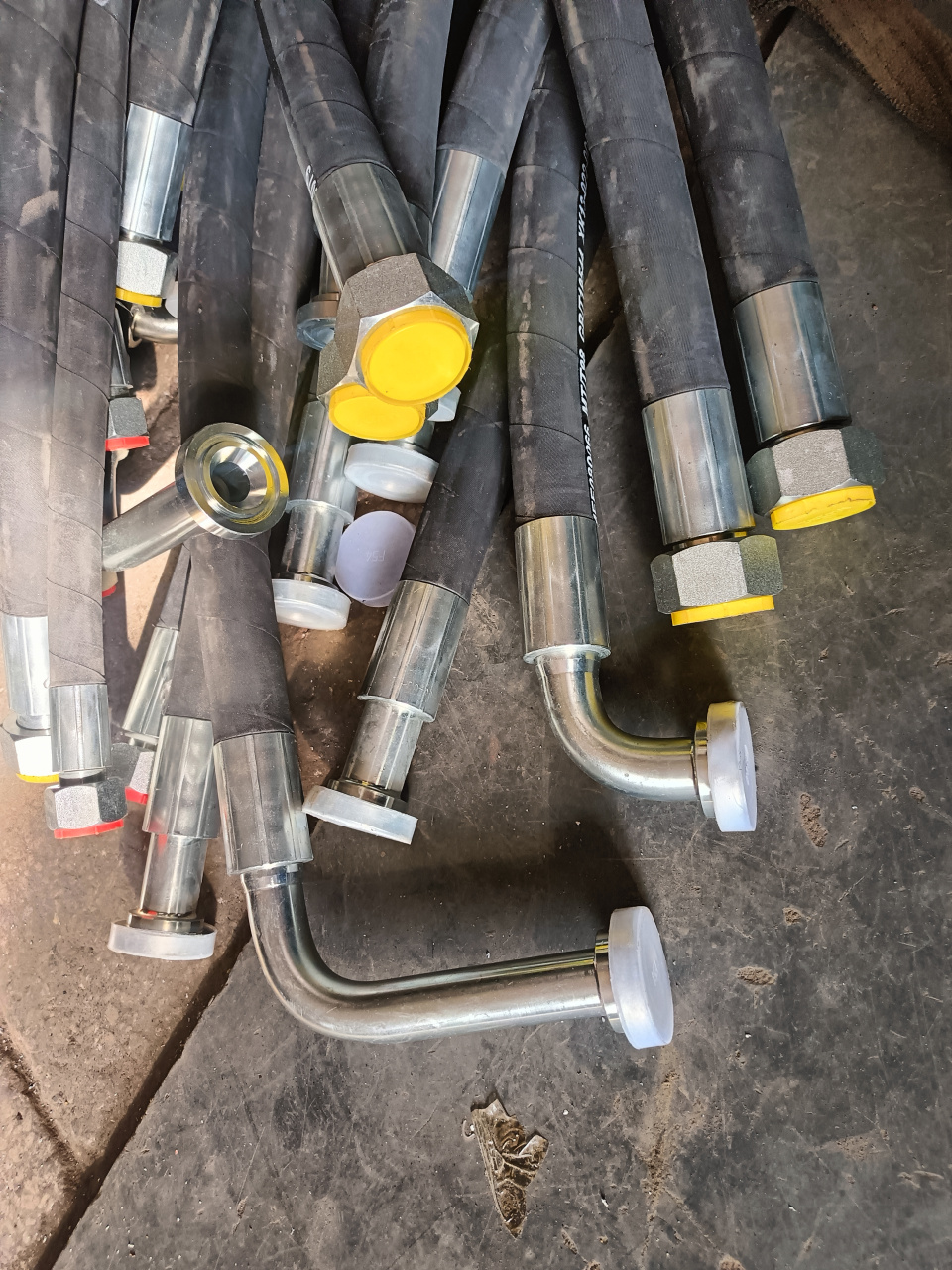 高压油管总成是钢丝编织胶管或者钢丝缠绕胶管通过扣压胶管接头组成