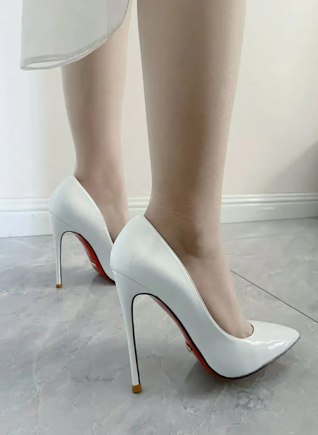 12cm白色红底高跟鞋,每个女人心目中都有一双属于自己高跟鞋,白色高跟