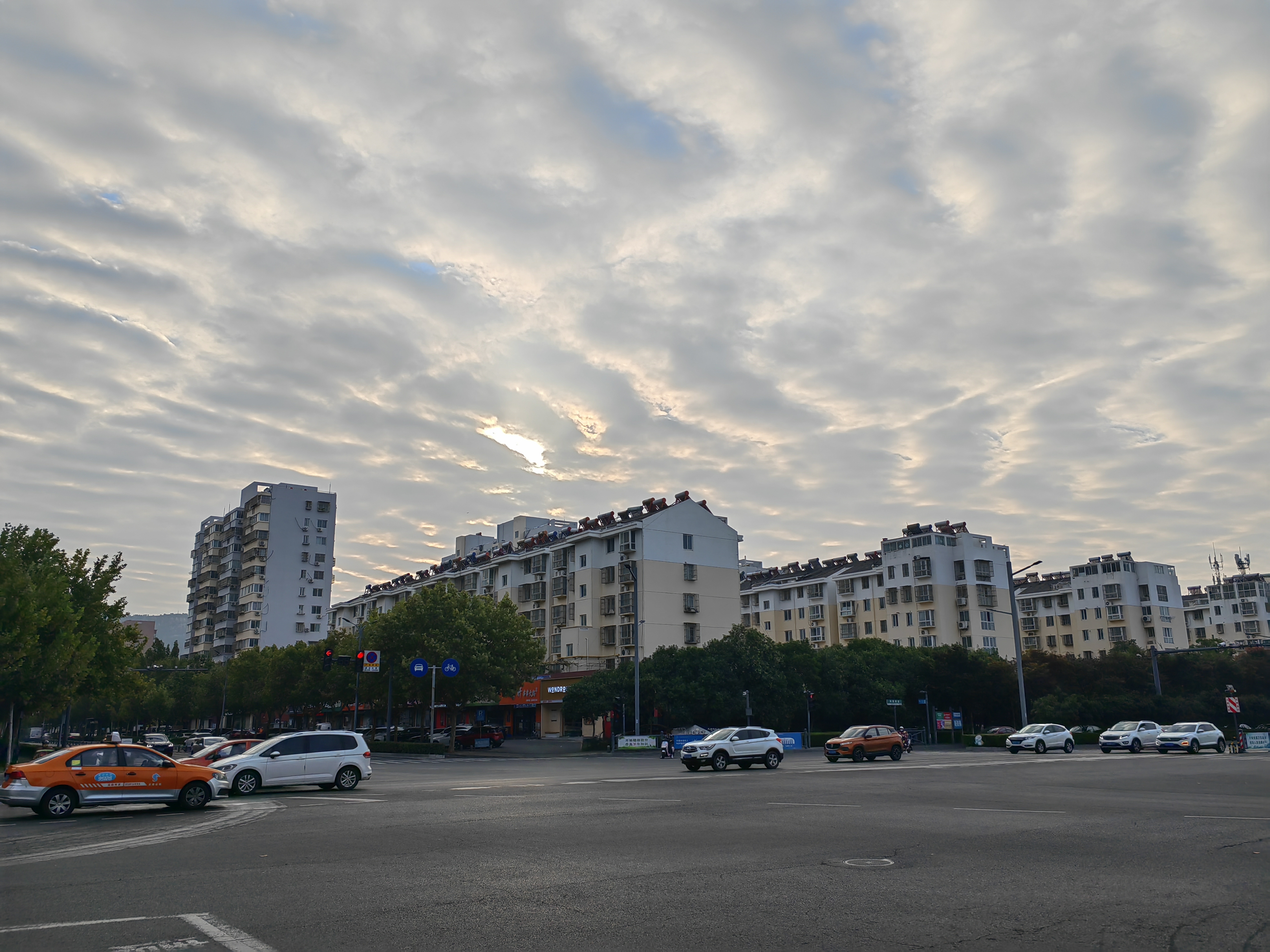 今天因为替侄儿办户口,路过后街,感慨多多.