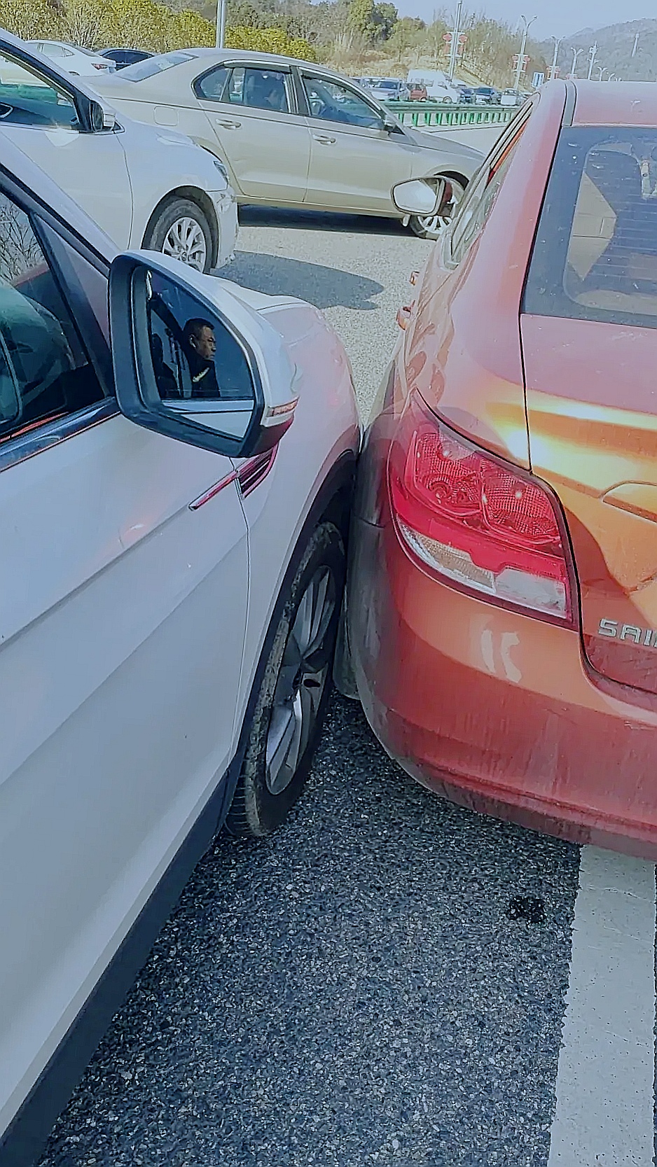 车子轻轻一吻,交警大哥一声令下,全责落在你肩