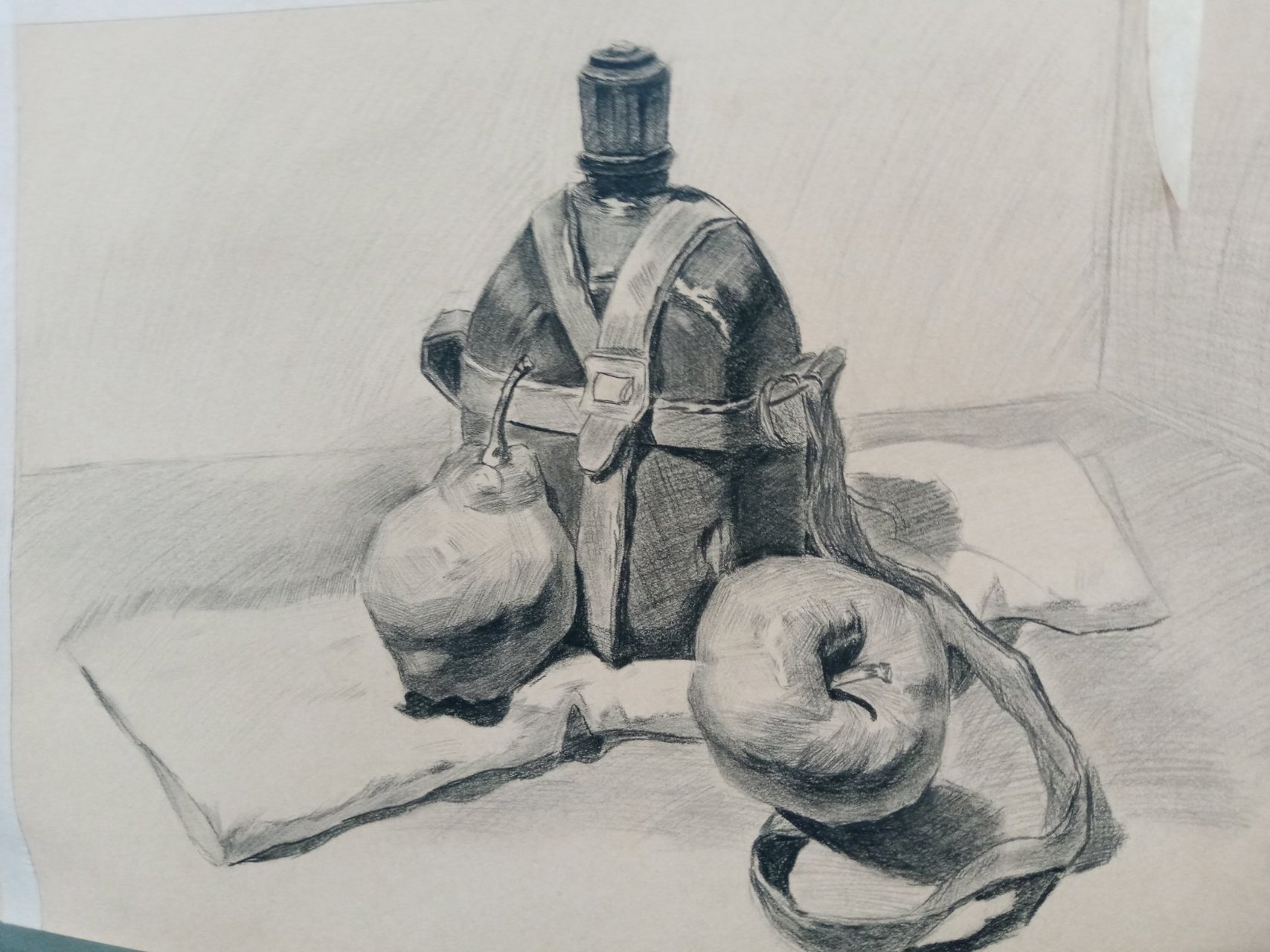 一个梨一个苹果再加一个军用水壶 完美的一组素描静物.