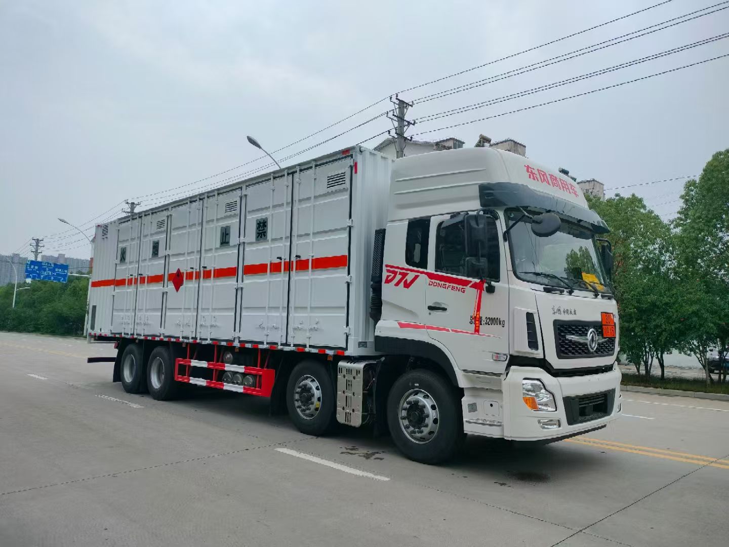 东风前四后八易燃液体厢式运输车出发 康明斯400马力,厢长;9.4米