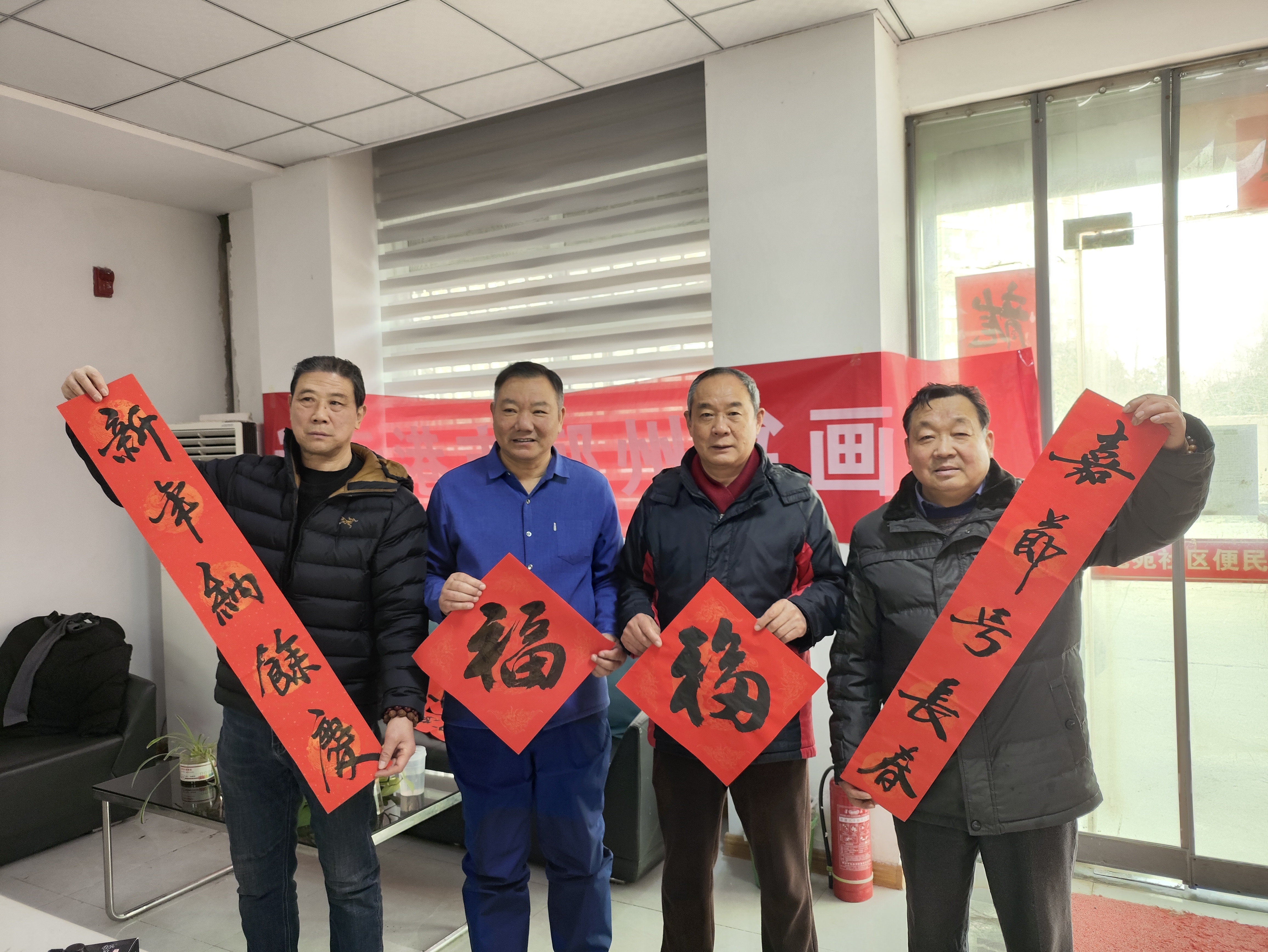 陈永明,胡道君四位书法家为居民们选对联,铺纸,蘸墨,大家围在