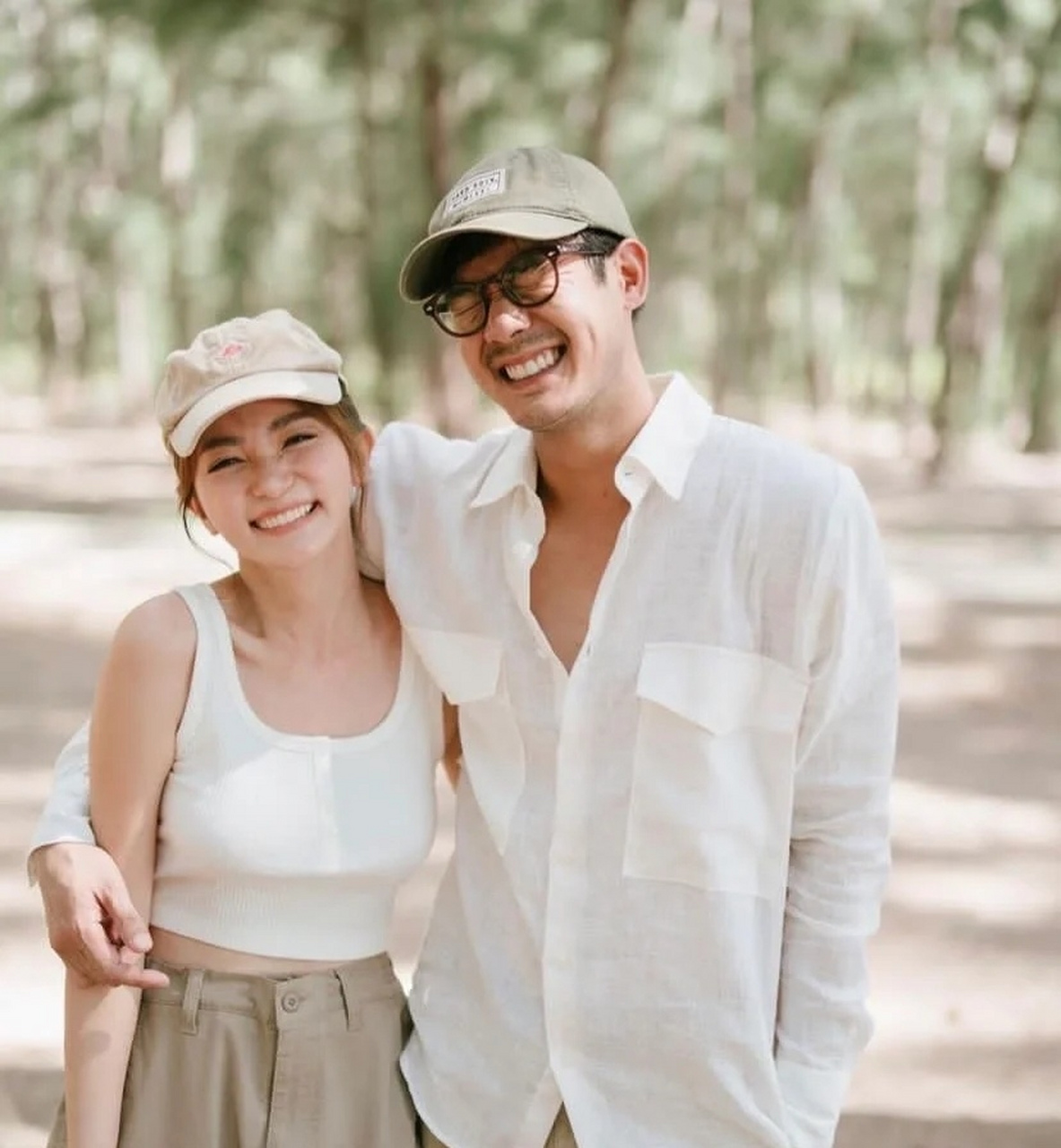 泰星weir在社交平台公开了妻子的孕肚照,满脸幸福洋溢,女儿也马上就要