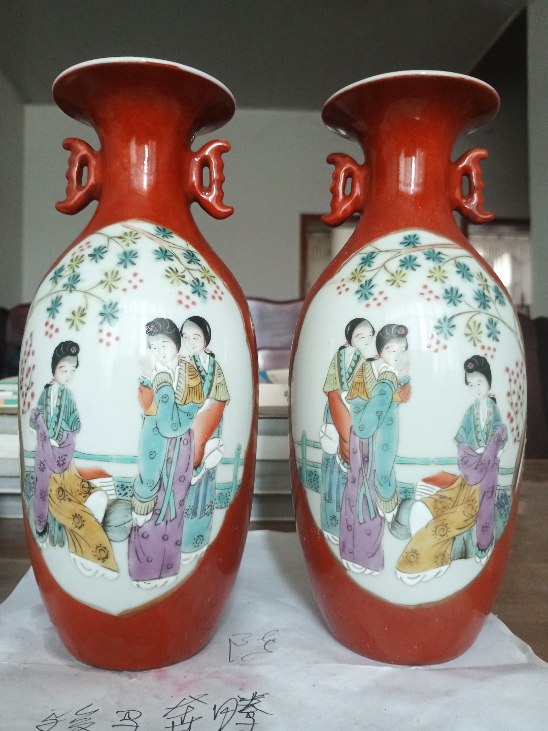 晚清民国罗仲林凡红浅降彩仕女图花瓶一对,仕女刻画美丽动人!