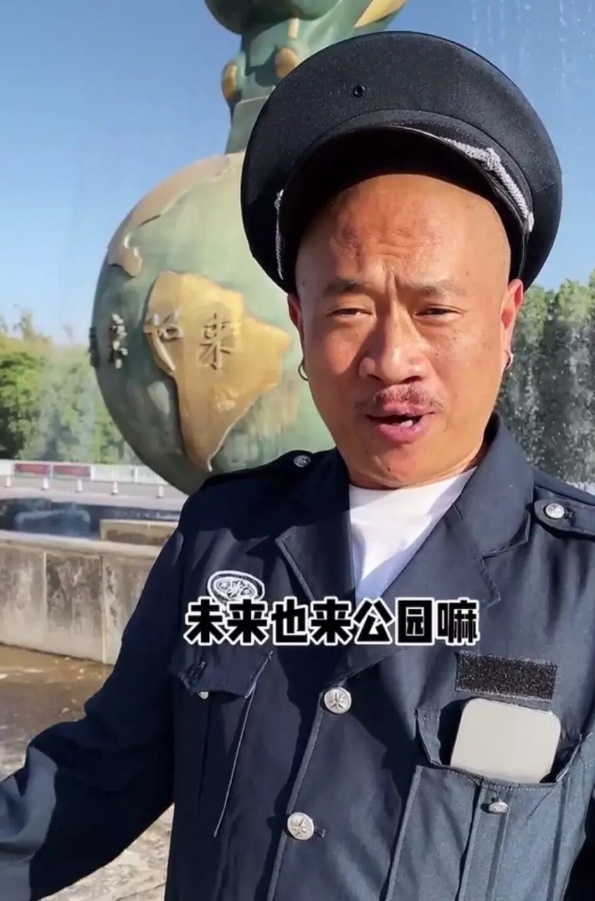 娱乐半边天# 晋文新,昆明人,自称90后歌手的他,其实属于70版,是云南