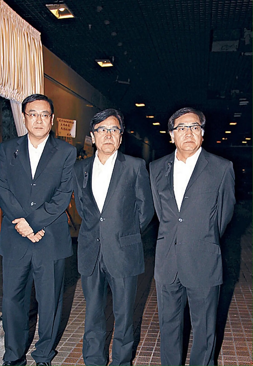 秦沛姜大卫一家十口罕见同框,两家人像足饼印气质出众!