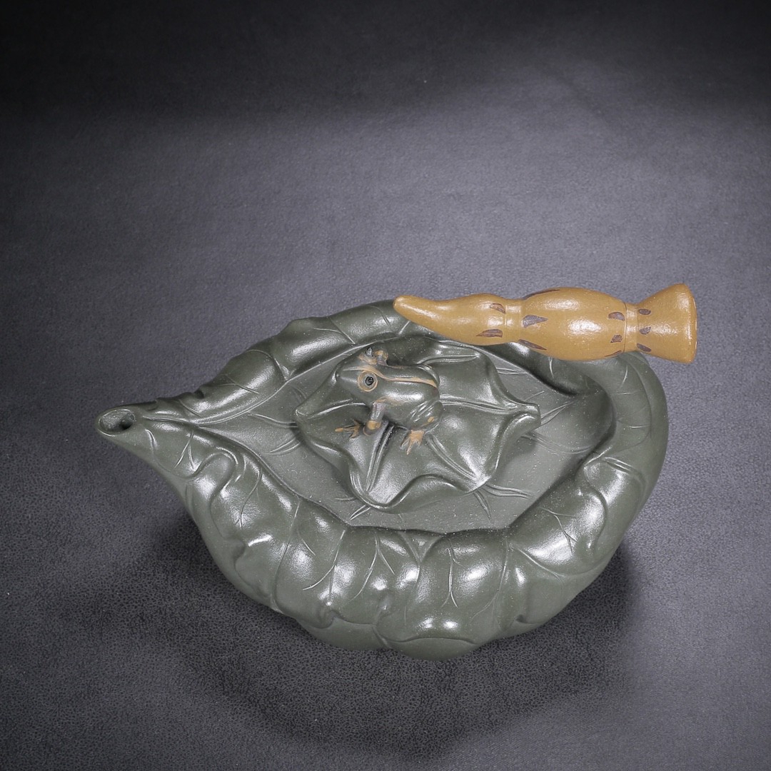 品名:荷塘月色 底款:蒋蓉 尺寸:16/12cm 容量:350cc 紫砂分类:原矿