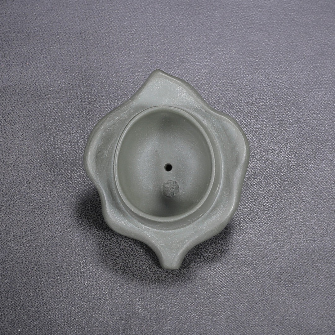 品名:荷塘月色 底款:蒋蓉 尺寸:16/12cm 容量:350cc 紫砂分类:原矿绿