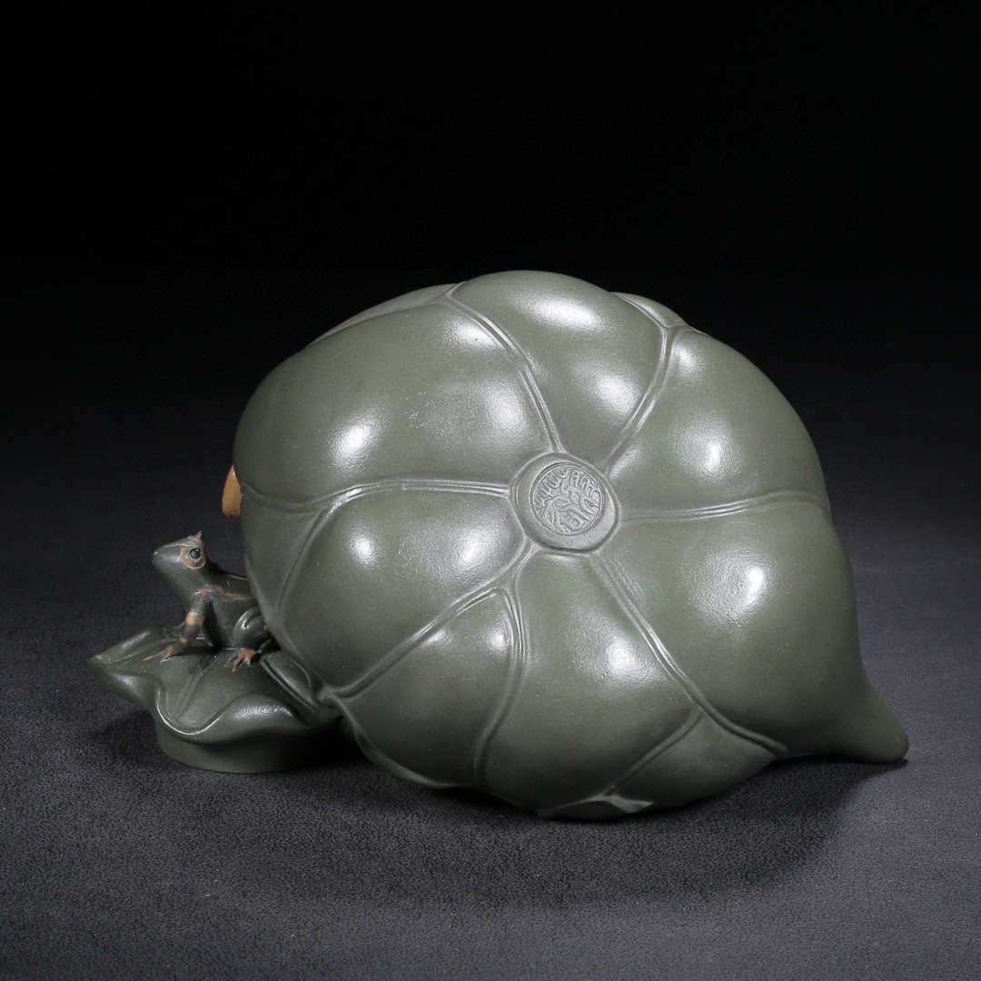 品名:荷塘月色 底款:蒋蓉 尺寸:16/12cm 容量:350cc 紫砂分类:原矿绿