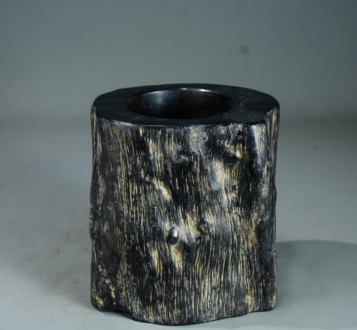 珍藏乌木树瘤随型笔筒 尺寸:高 18厘米 长 16厘米 宽 15 厘米