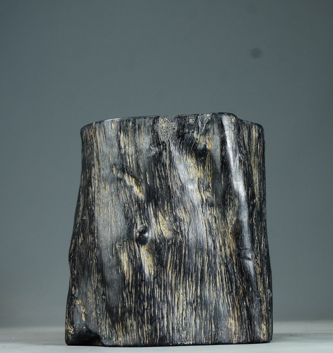 珍藏乌木树瘤随型笔筒 尺寸:高 18厘米 长 16厘米 宽 15 厘米