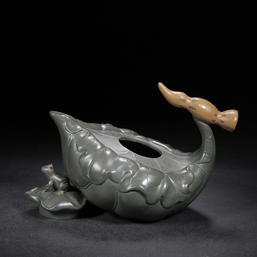 品名:荷塘月色 底款:蒋蓉 尺寸:16/12cm 容量:350cc 紫砂分类:原矿